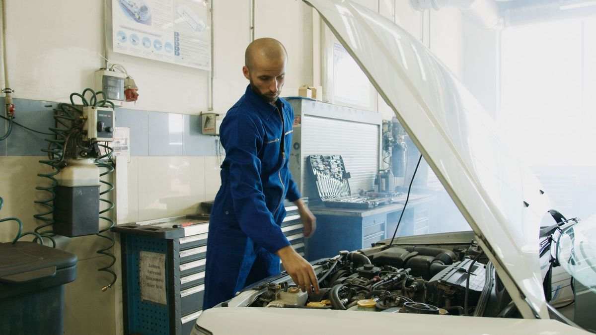 KFZ-Techniker bei der Arbeit am Fahrzeug