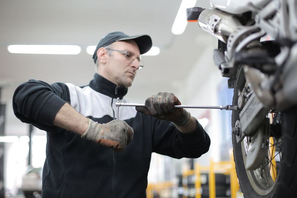 Arbeit an einem Zweirad in der Werkstatt