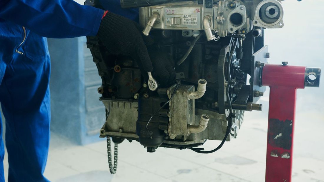 Motor auf dem Montagebock in der Werkstatt