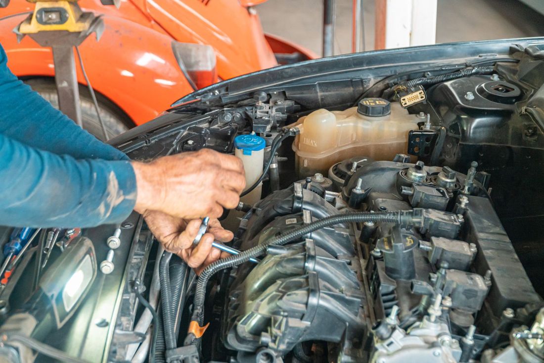 Schnelle Reparatur am offenen Fahrzeug