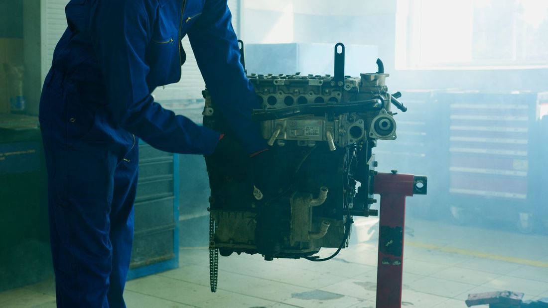 Service-Arbeit am Motor